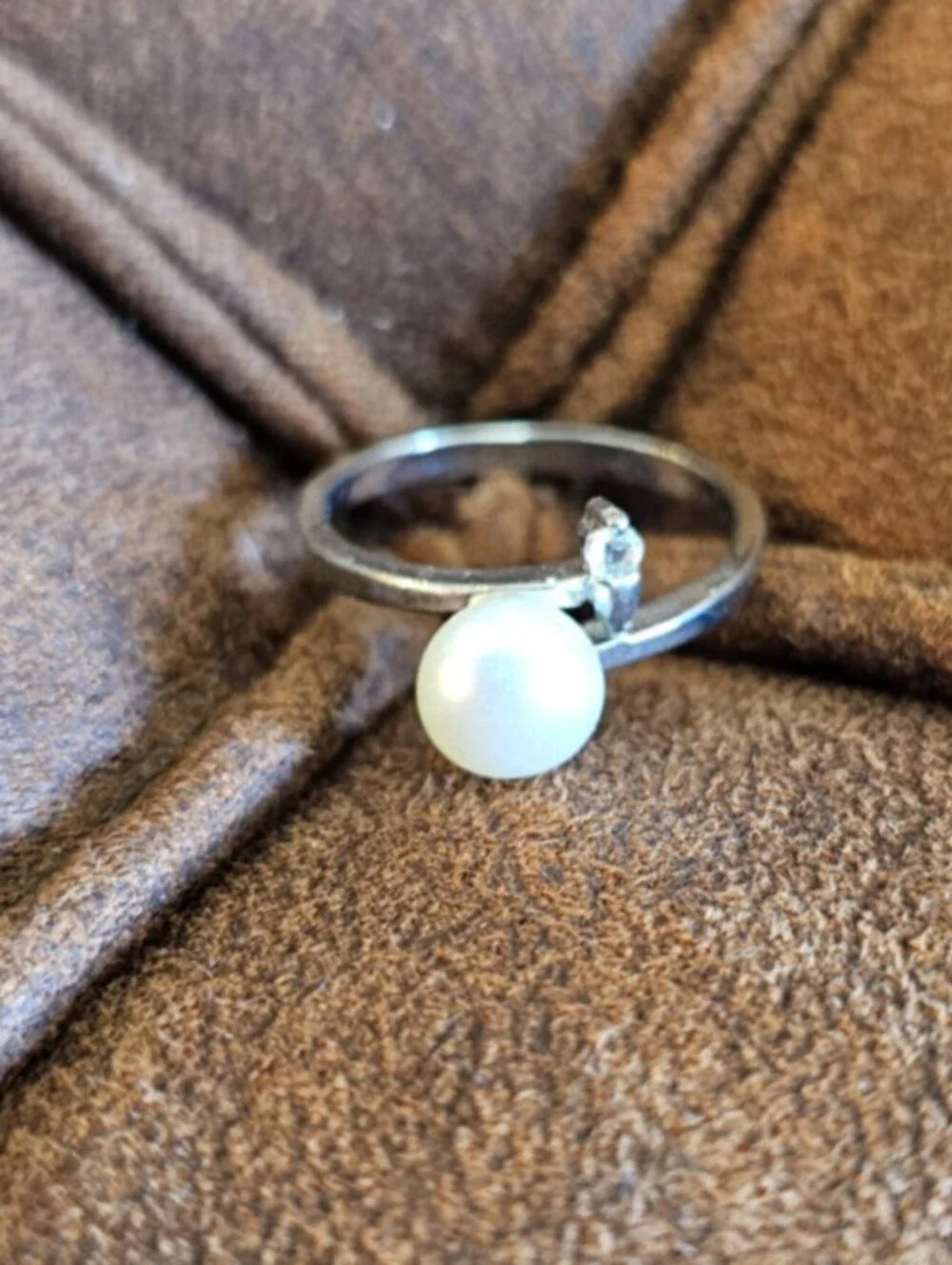 Vtg silver Tone bypass ring featuring a lustrous white freshwater pearl Sz 7.5